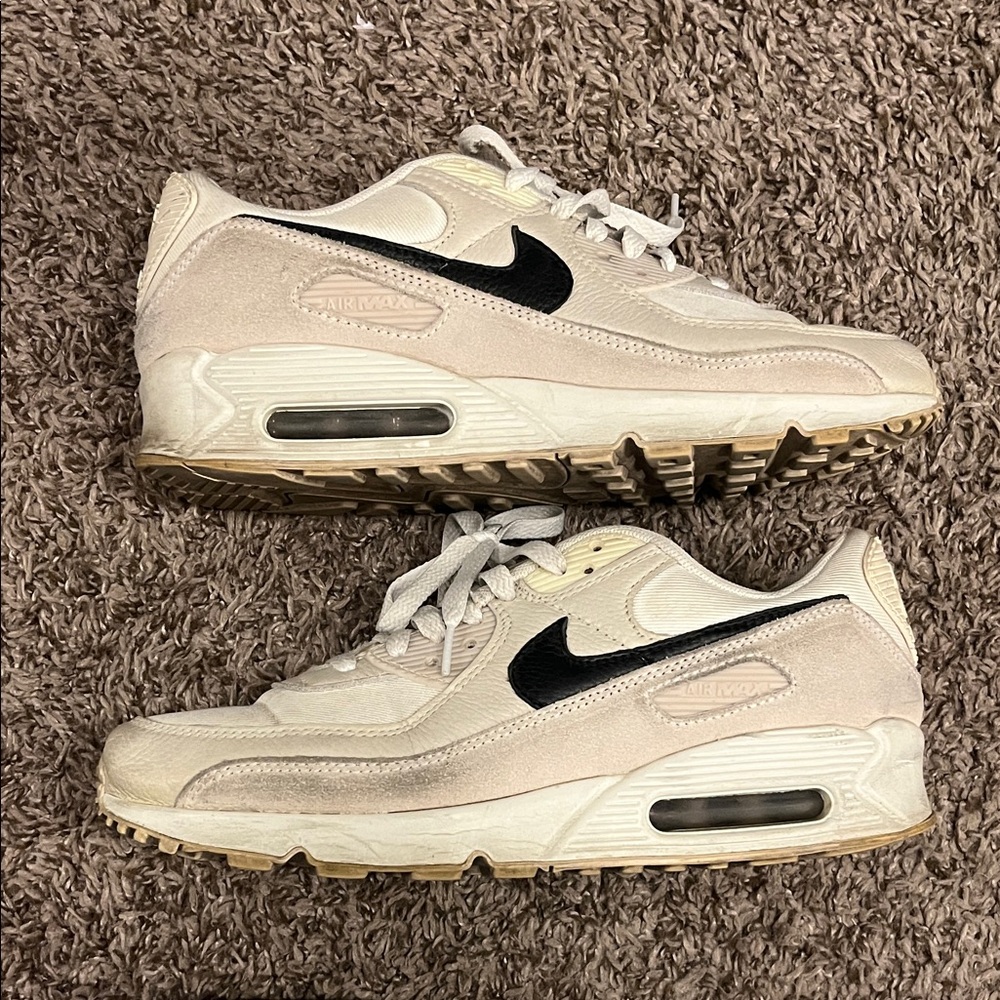 Nike Air Max 90 in Cream and Black